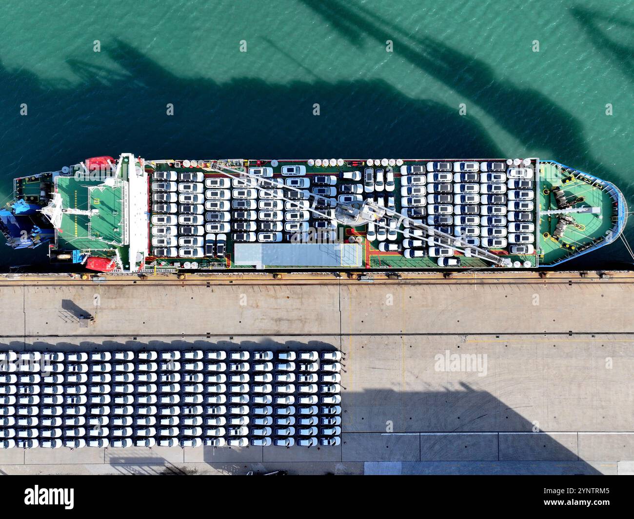 LIANYUNGANG, CHINA - 27. NOVEMBER 2024 - Ein Ro-Ro verlädt Fahrzeuge für den Export an einem Liegeplatz am Terminal des Orient Port Branch von Lianyungang Po Stockfoto
