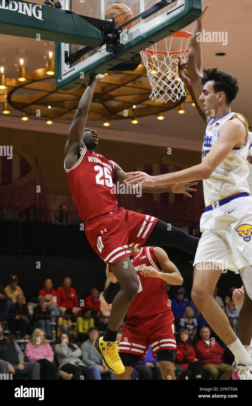 Weiße Schwefelquellen, WV, USA. November 2024. Der Wächter John Blackwell (25) der Wisconsin Badgers schießt den Ball während des Spiels der Greenbrier Tip-Off Mountain Division zwischen den Wisconsin Badgers und den Pittsburgh Panthers im Greenbrier Resort in White Sulphur Springs, WV. Jonathan Huff/CSM/Alamy Live News Stockfoto