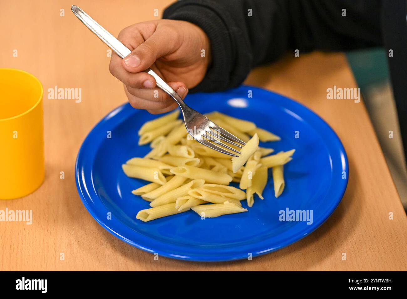 Berlin, Deutschland. November 2024. Nur ein Kind hat Pasta und Käse auf seinem Teller beim Schulessen. Quelle: Jens Kalaene/dpa/Alamy Live News Stockfoto