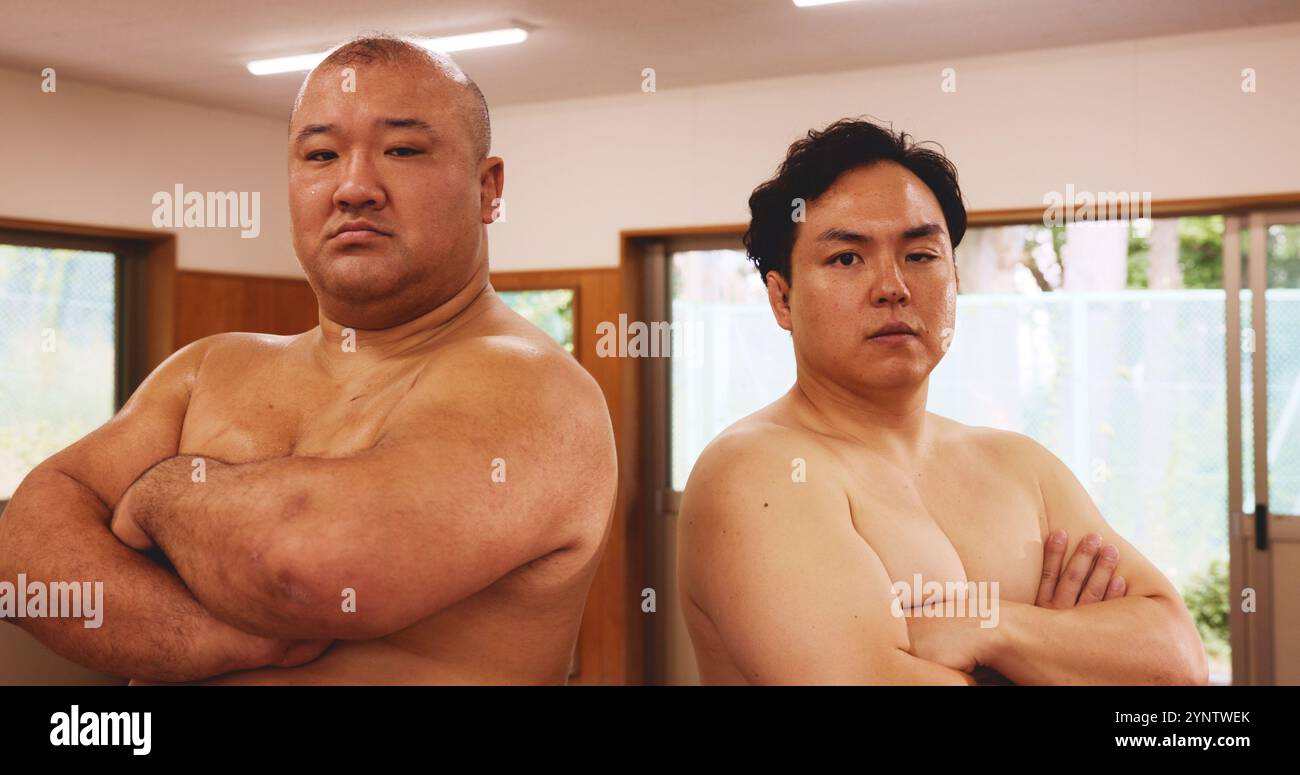 Sumo, Wrestling und Porträt japanischer Menschen im Dojo-Ring für Stolz, Training oder Kampfkunst. Sportturnier, Herausforderung und Kampf mit Stockfoto