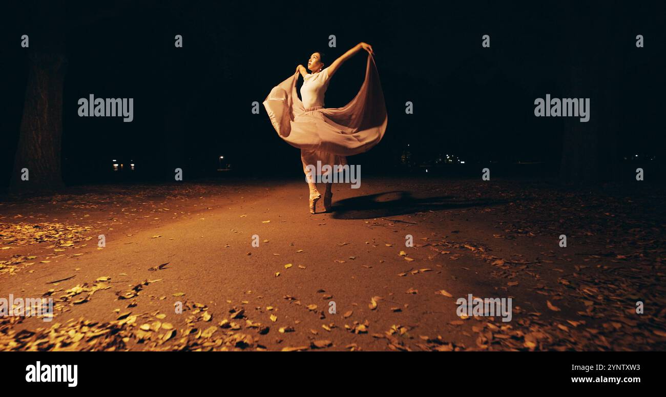 Japanerin, Outdoor und Ballerina als professionelle Tänzerin für Training, Training und Choreographie. Weibliche Person, Technik und Straße mit Ballett Stockfoto