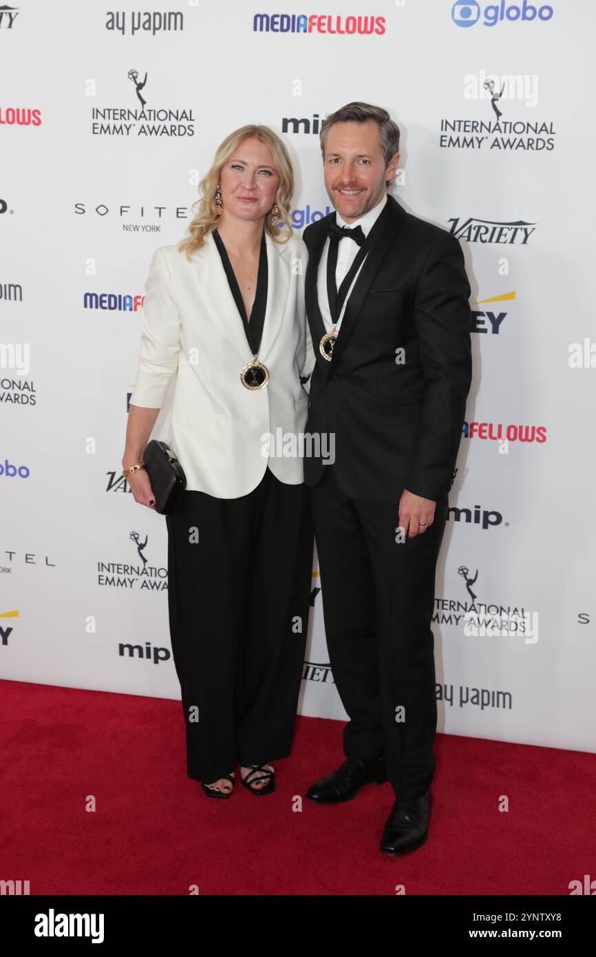 NEW YORK, NEW YORK - 25. NOVEMBER: Joanna Werner und Michael Lucas nehmen am 25. November 2024 an den 52. International Emmy Awards im New York Hilton Teil. Der Abend zelebrierte weltweites Talent und hervorragende Fernsehqualität und zog Stars aus aller Welt an. (Foto: Giada Papini Rampelotto/EuropaNewswire). Stockfoto