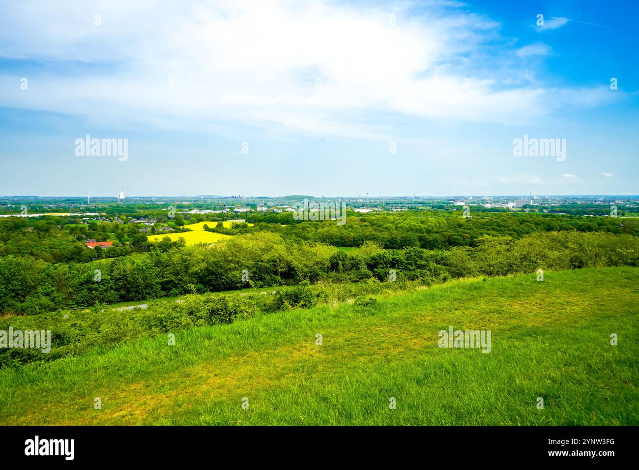 Blick vom Gipfel der Halde Norddeutschland. Rückhaltekippe aus dem Bergwerk Niederberg in Neukirchen-Vluyn. Stockfoto