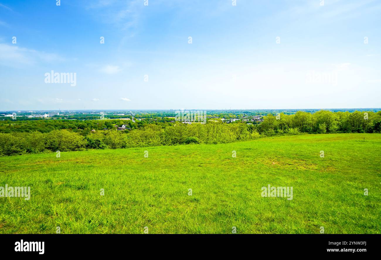 Blick vom Gipfel der Halde Norddeutschland. Rückhaltekippe aus dem Bergwerk Niederberg in Neukirchen-Vluyn. Stockfoto