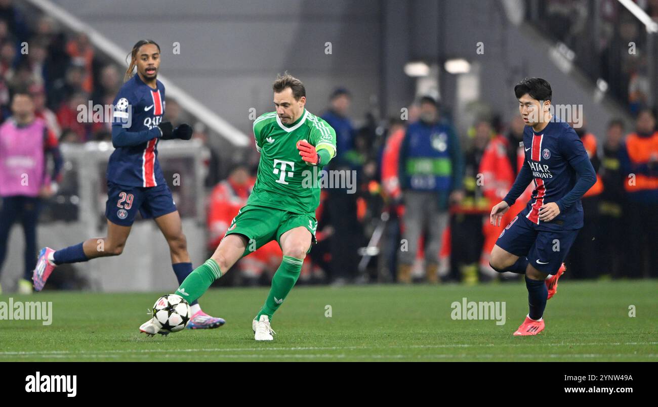 Torwart Manuel neuer FC Bayern München FCB (01) Aktion am Ball macht Ausflug vor dem Tor Kang-in Lee FC Paris Saint-Germain PSG (19) Bradley Barcola FC Paris Saint-Germain PSG (29) FC Bayern München FCB vs Paris Saint-Germain PSG Spieltag 5 26.11.2024 DFL-VORSCHRIFTEN VERBIETEN JEDE VERWENDUNG VON FOTOGRAFIEN ALS BILDSEQUENZEN UND/ODER QUASI-VIDEO Stockfoto