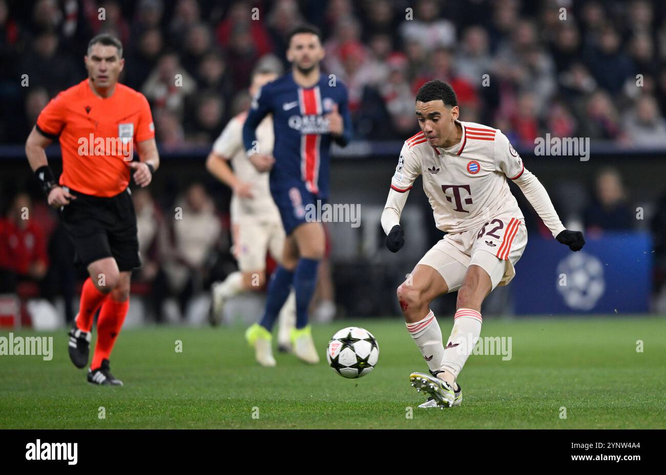 Torschuss Aktion Torchance Jamal Musiala FC Bayern München FCB (42) Schiedsrichter Schiedsrichter Istvan Kovacs (ROU) FC Bayern München FCB vs Paris Saint-Germain PSG Spieltag 5 26.11.2024 DFL-VORSCHRIFTEN VERBIETEN JEDE VERWENDUNG VON FOTOGRAFIEN ALS BILDSEQUENZEN UND/ODER QUASI-VIDEO Stockfoto