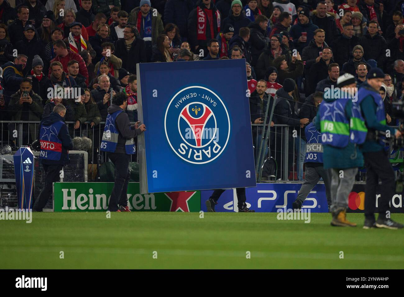 München, Deutschland. November 2024. Symbol PSG in der Liga Phase MD5 Spiel FC BAYERN MÜNCHEN - PARIS SG 1-0 Fußball UEFA Champions League in der Saison 2024/2025 in München, 26. November 2024, FCB, 5. Spieltag, München Fotograf: ddp Images/STAR-Images Credit: ddp Media GmbH/Alamy Live News Stockfoto