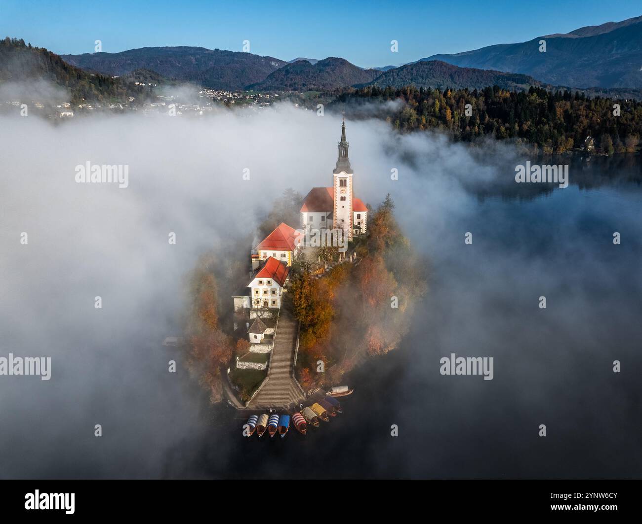 Bled, Slowenien - Blick aus der Vogelperspektive auf den wunderschönen Bleder See (Blejsko Jezero) mit der Wallfahrtskirche Mariä Himmelfahrt auf einer kleinen Insel mit Pletna b Stockfoto