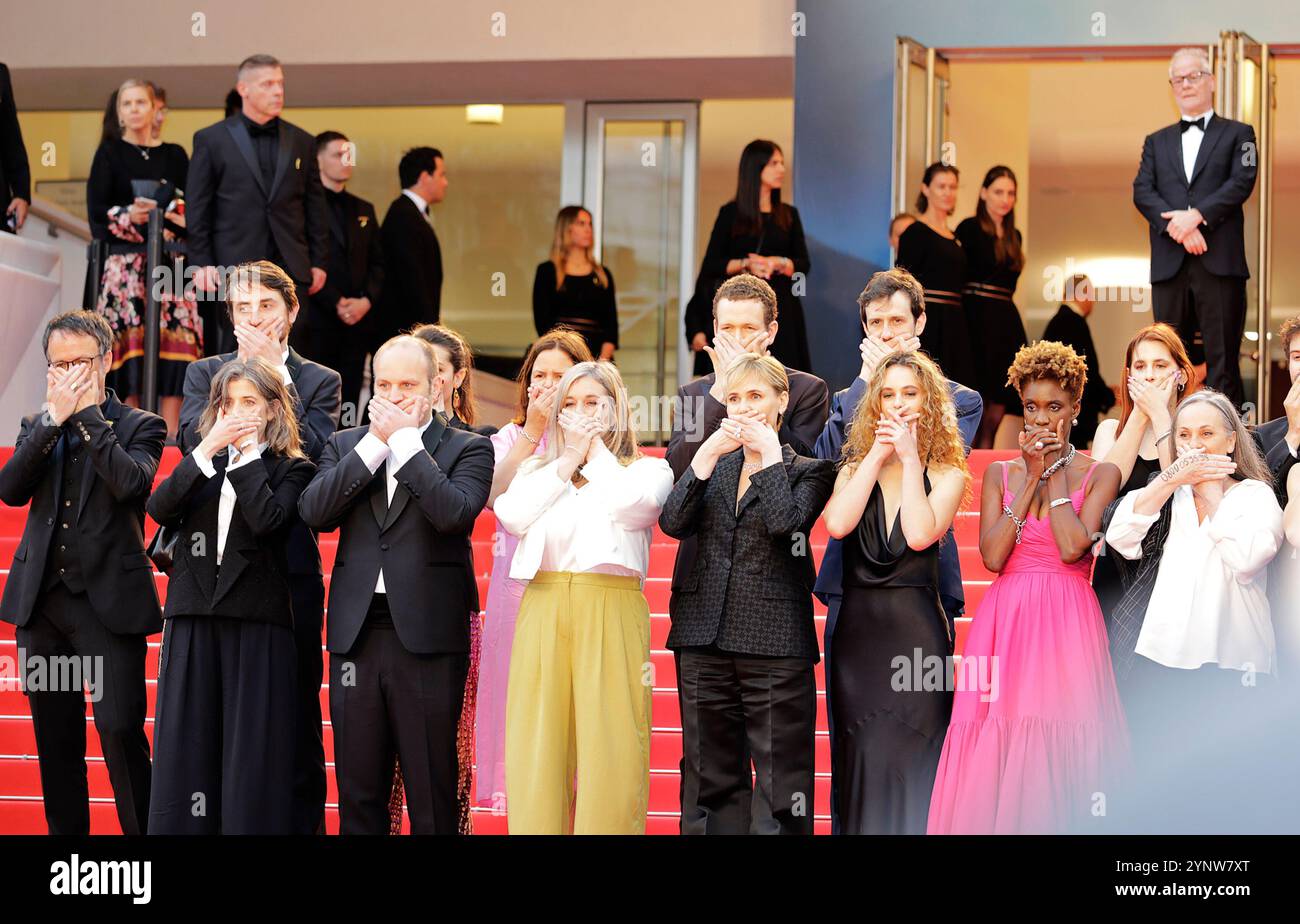 Judith Godrèche und andere geben auf dem roten Teppich der Filmfestspiele von Cannes 2024 ein #metoo-Statement ab. Stockfoto