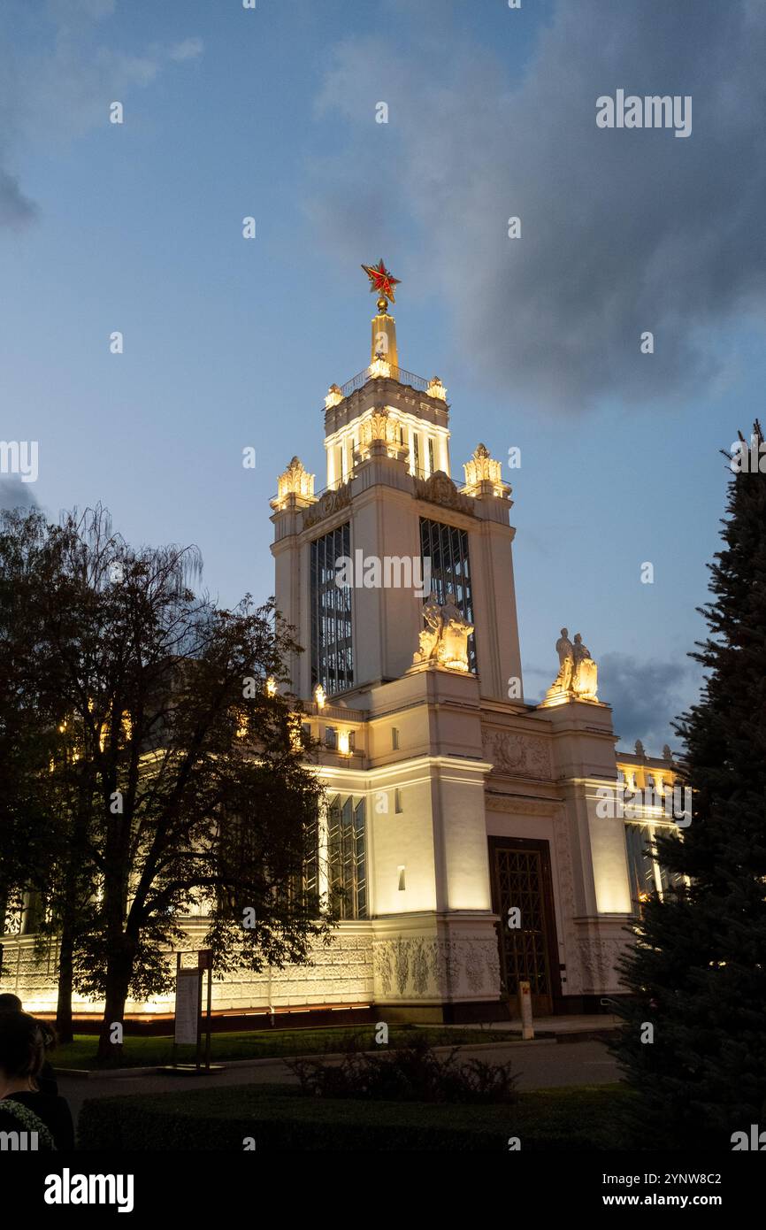 Moskau, Russland - 17. August 2024: Abendfoto des sowjetischen Sternensymbols auf einem Pavillon im VDNH-Ausstellungszentrum, auf dem illumina aus der sowjetischen Ära gezeigt wird Stockfoto