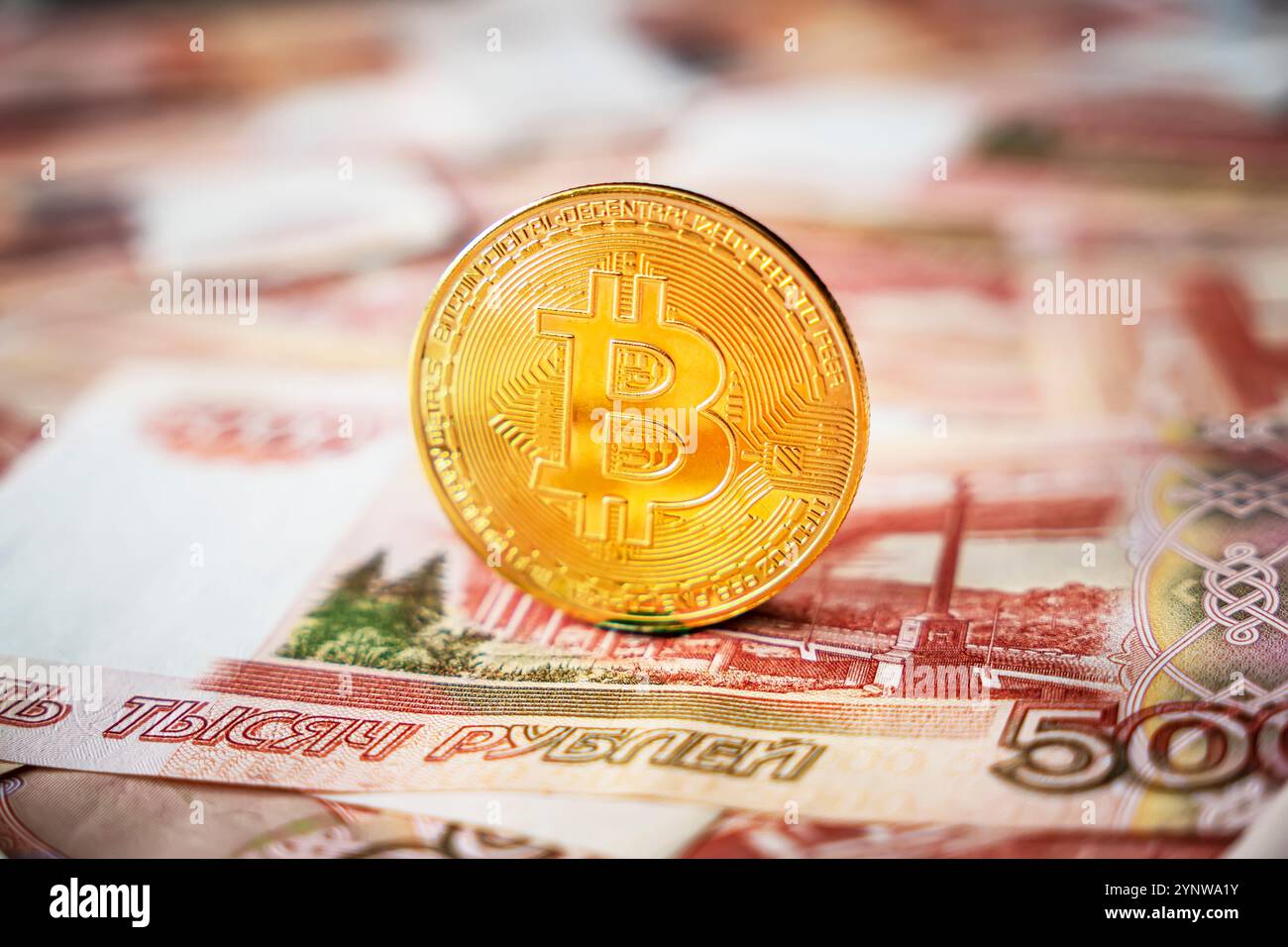 Die bitcoin-Münze liegt auf dem Hintergrund russischer Rubel. Cryptocurrency Mining and Mining Konzept. Draufsicht, flach. Stockfoto