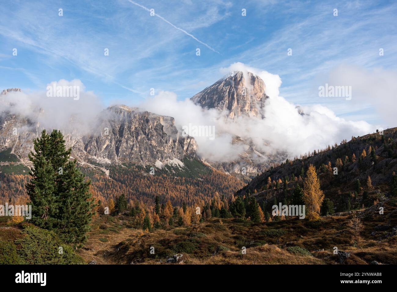 Sonnige Herbstlandschaft in den italienischen Dolomiten Stockfoto