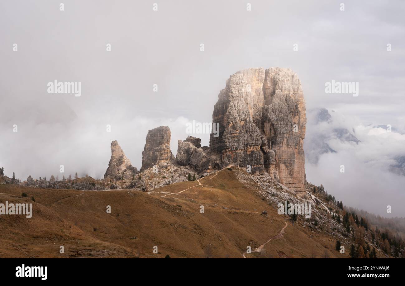 Sonnenlicht auf den Felstürmen in Cinque Torri, gesehen in einer Herbstlandschaft in den Dolomiten Stockfoto