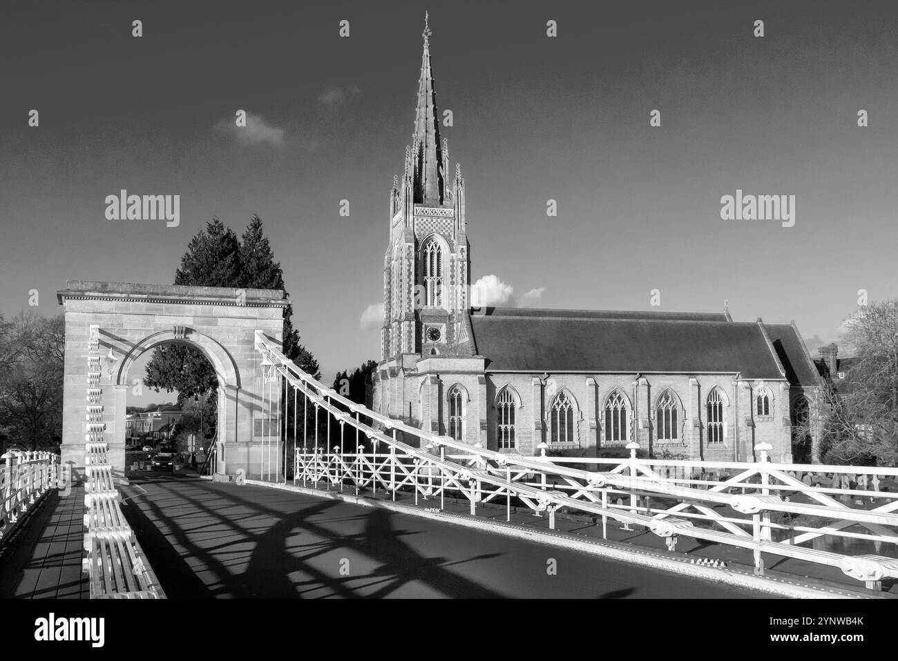 Die Marlow Bridge wurde 1829 mit der All Saints Church im Hintergrund erbaut Stockfoto