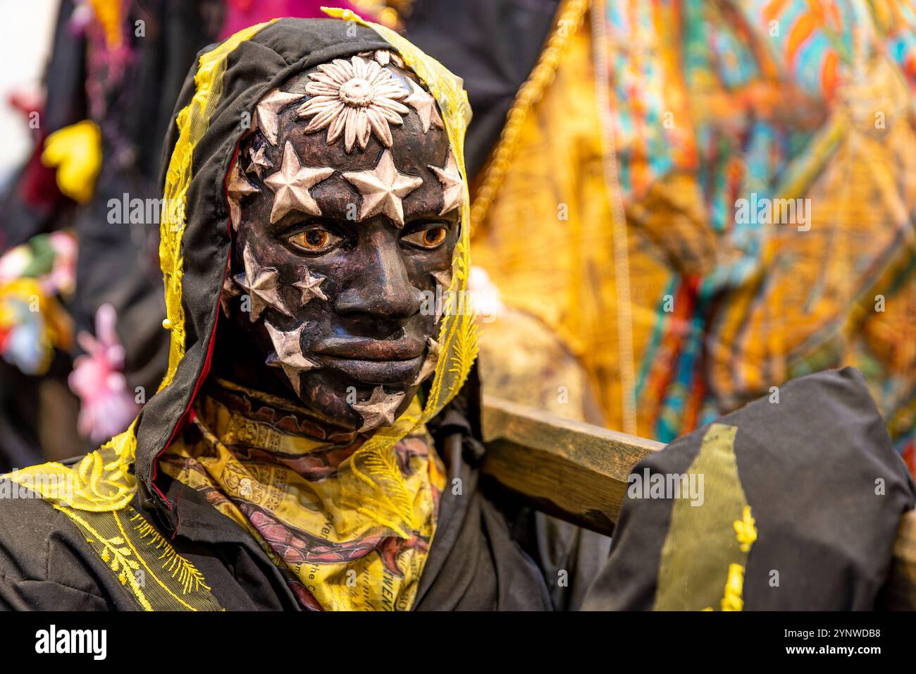 Details aus Hew Lockes großformatiger Installation The Procession at Tate Britain in London Stockfoto
