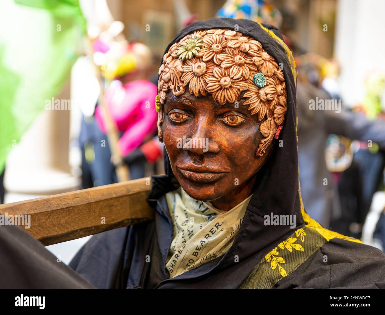 Details aus Hew Lockes großformatiger Installation The Procession at Tate Britain in London Stockfoto