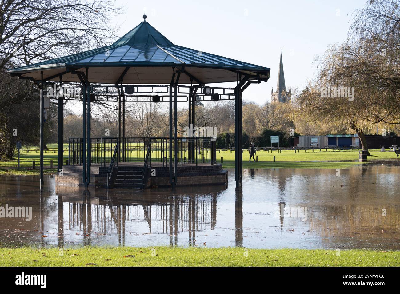 Der Bandstand und Erholungsraum während der Winterfluten, Stratford-upon-Avon, Warwickshire, Großbritannien Stockfoto