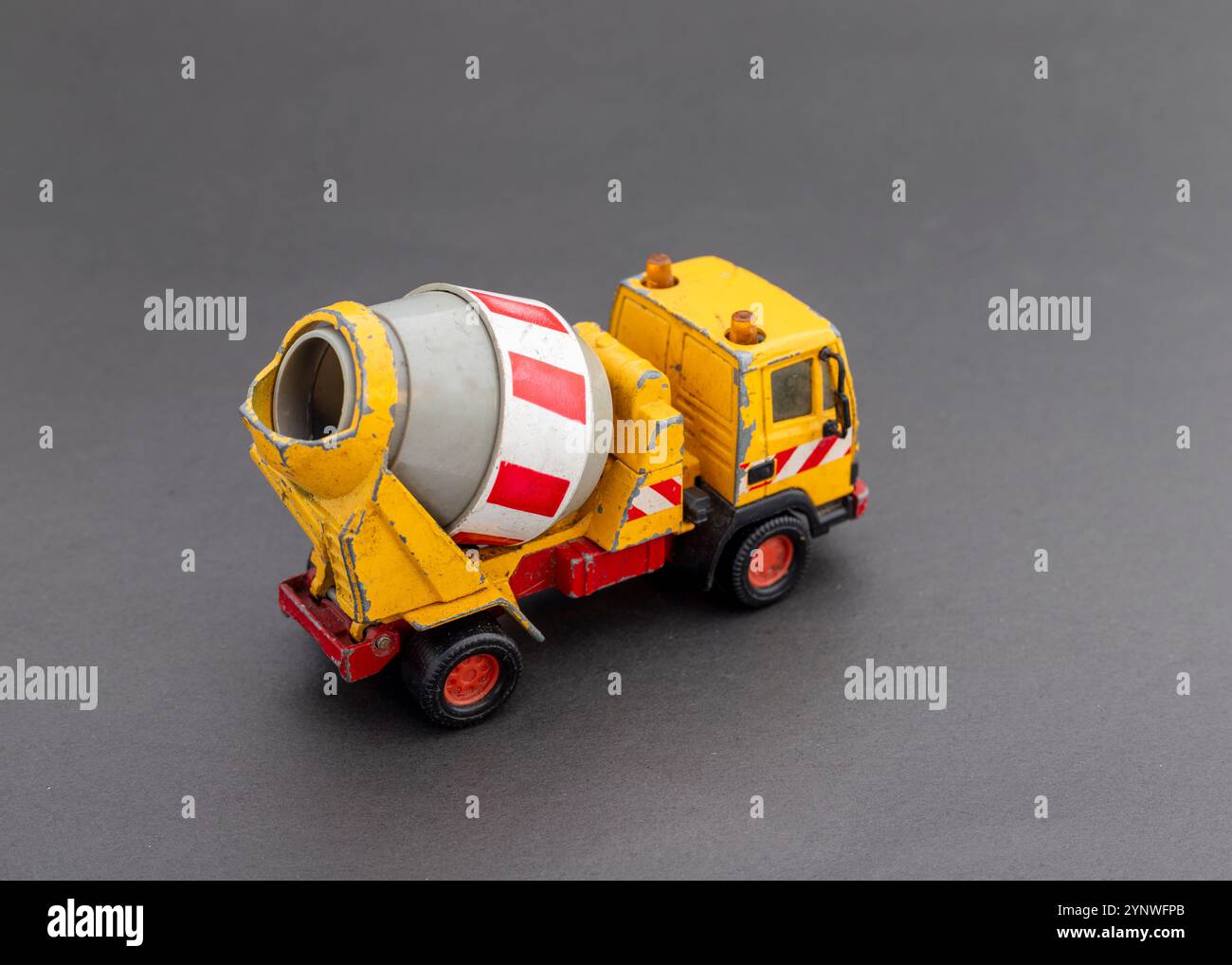 Miniatur-Spielzeug-Zementmischer-Truck. Selektiver Fokus mit Kopierraum für Text. Stockfoto