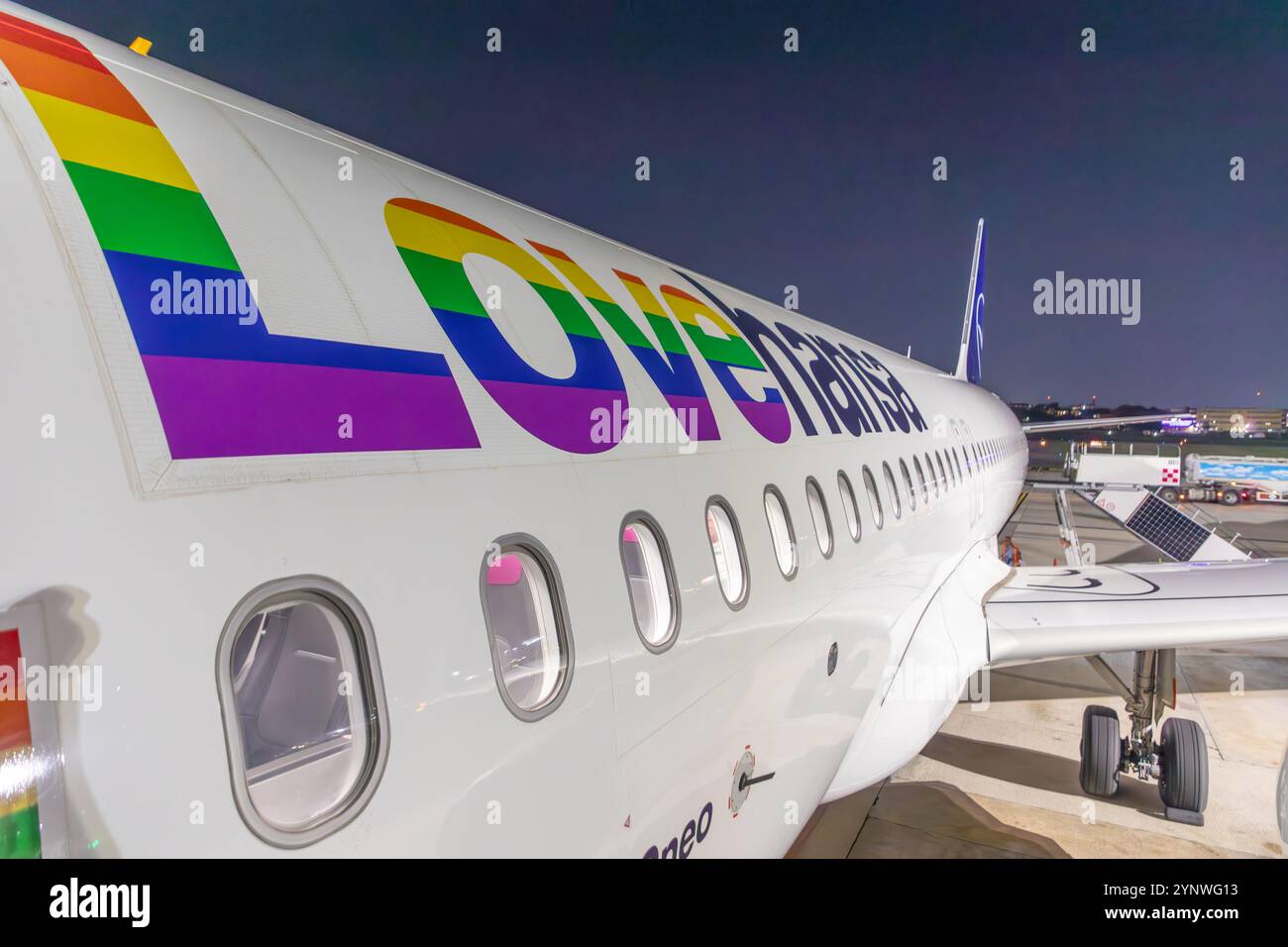 Neapel, Italien - 9. November 2024: Der Lovehansa Airbus A320-Neo mit Kennzeichen D-AINY ist in Regenbogenfarben lackiert, um die Offenheit der Lufthansa zu symbolisieren Stockfoto