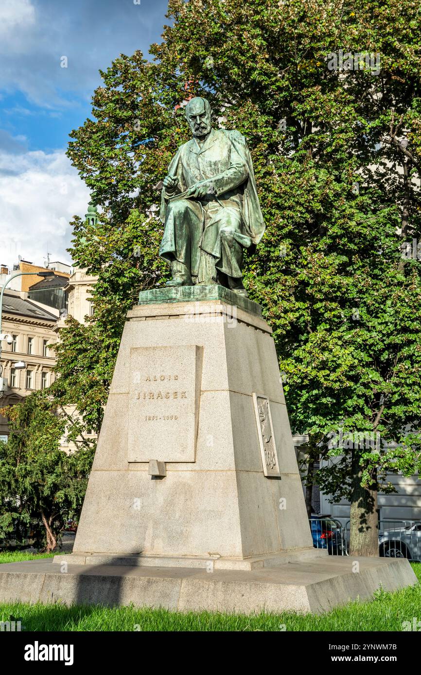 Bronzestatue des tschechischen Schriftstellers Alois Jiresek, Autor historischer Romane und Theaterstücke, in Jiraskovo namesti, Bezirk Nove Mesto, Prag, Tschechien Stockfoto