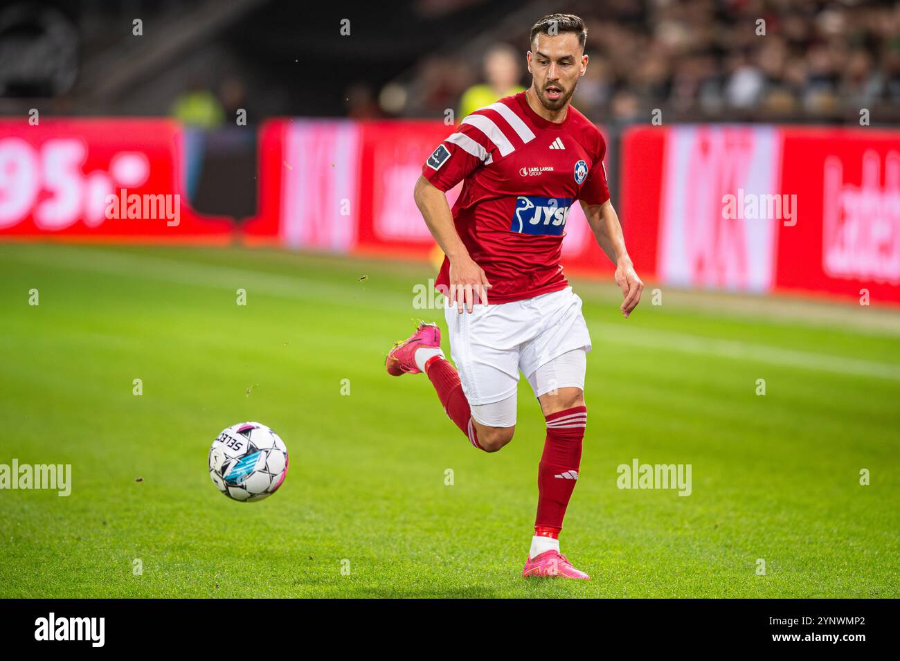 Herning, Dänemark. November 2024. Younes Bakiz (10) von Silkeborg, WENN er während des 3F Superliga-Spiels zwischen dem FC Midtjylland und Silkeborg IF in der MCH Arena in Herning gesehen wurde. Stockfoto