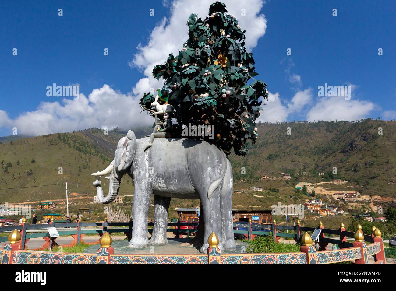 Die Skulptur der vier harmonischen Brüder oder Freunde, im Volksmund bekannt als Thuenpa Puen Zhi, an der Hauptstraße Kreuzung Paro - Thimphu. Stockfoto