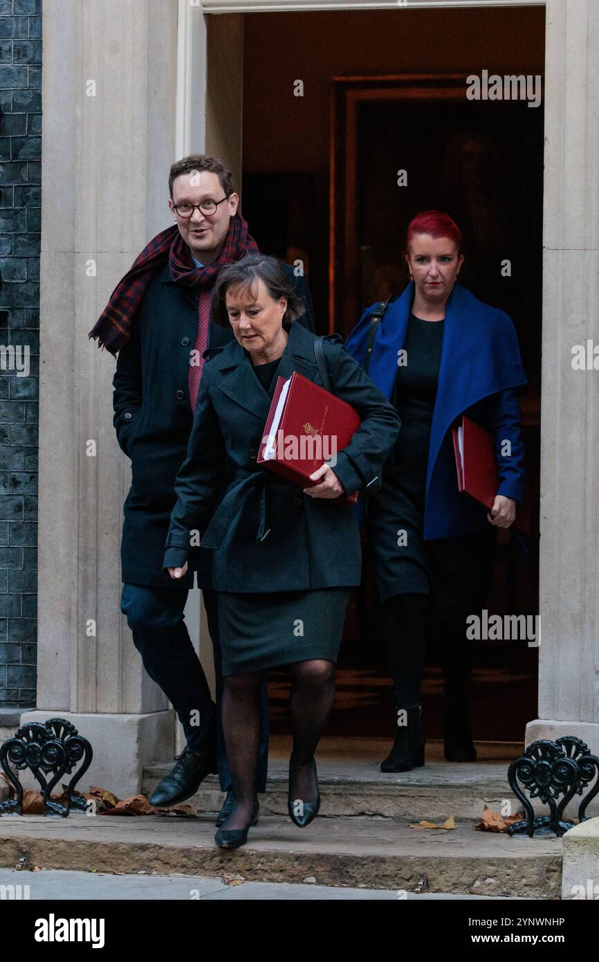 London, Großbritannien. November 2024. Darren Jones Abgeordneter (l), Chief Secretary of the Treasury, Jo Stevens Abgeordneter (c), Secretary of State for Wales, und Louise Haigh Abgeordneter (r), Secretary of State for Transport, verlassen die Downing Street 10 nach Teilnahme an einer Kabinettssitzung. Die Regierung von Sir Keir Starmer wird heute ihr Weißbuch über die Sozialreform veröffentlichen. Quelle: Mark Kerrison/Alamy Live News Stockfoto