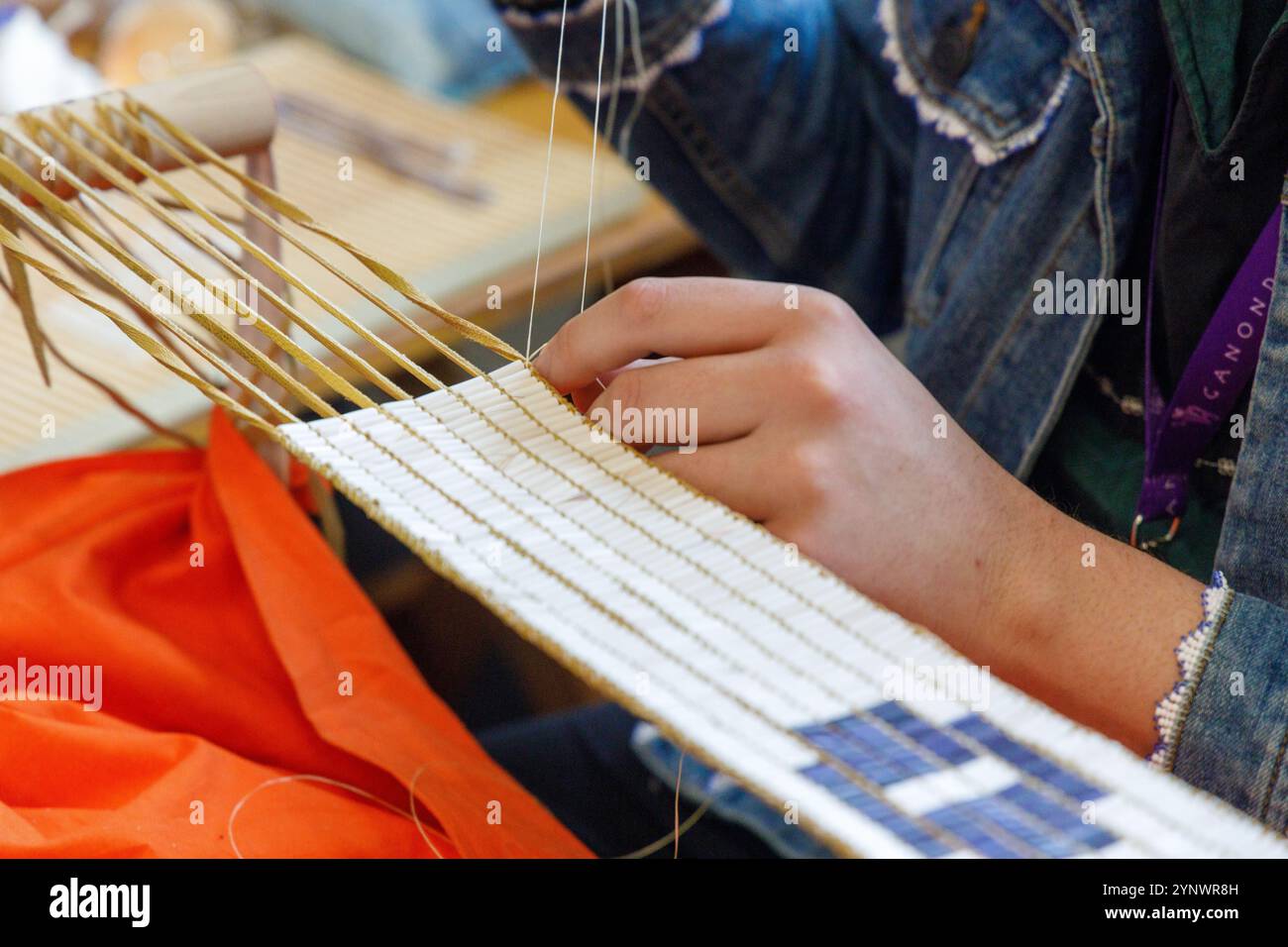 Ein einheimischer Handwerker, der einen Wampumgürtel an der Ganondagan State Historic Site in Victor, NY, erstellt. Stockfoto