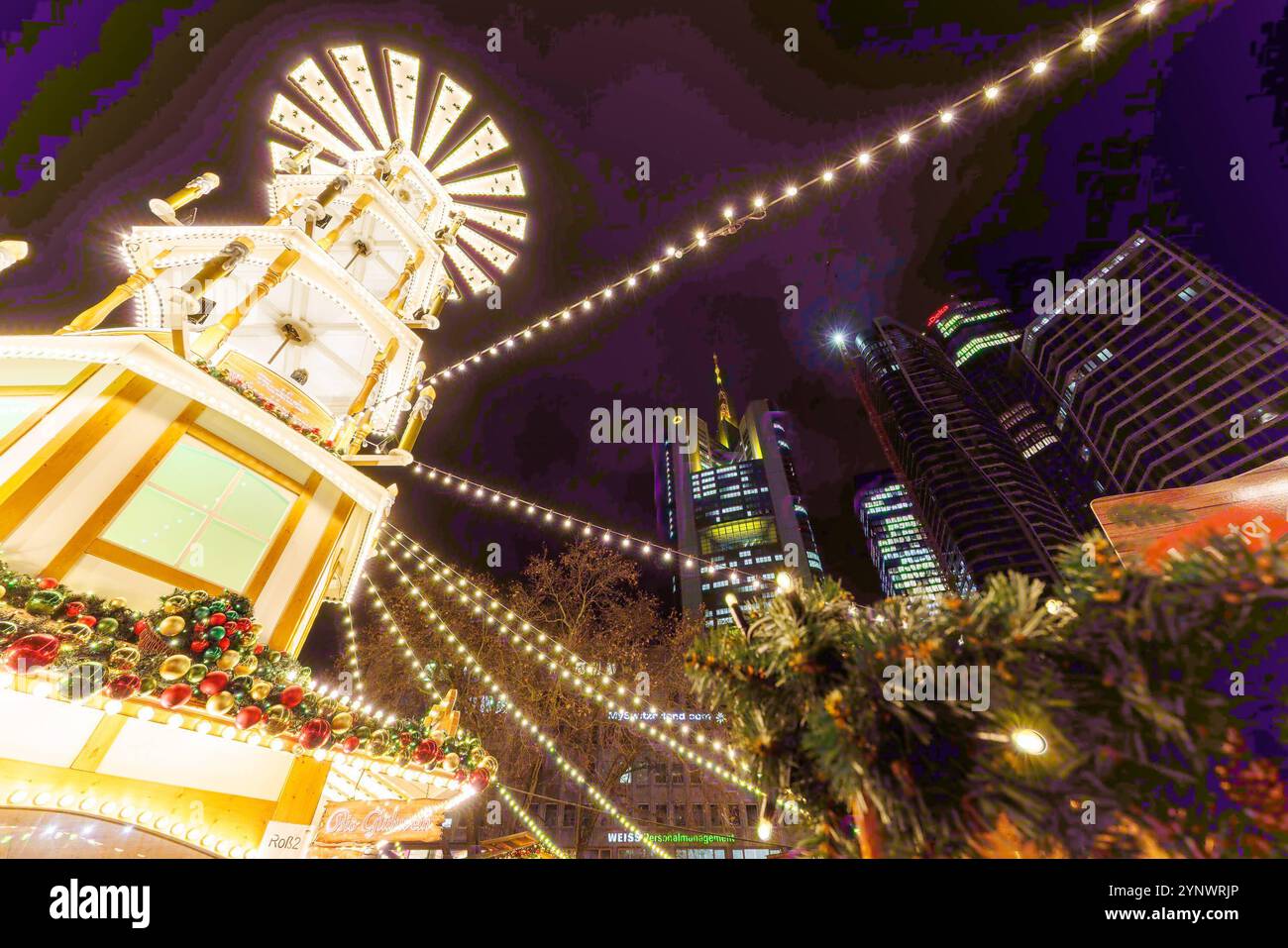 Zeitgeschehen: Frankfurter Weihnachtsmarkt, Frankfurt, 26.11.2024 Weihnachtsmarkt am Roßmarkt vor dem Commerzbank Tower und dem Trianon ehemaliger Hauptsitz der DEKA Invest sowie dem Four T-1 dem neuen Sitz der DEKA Invest Finanzen, Börse, Geldmarkt, Aktien, Euro, Pyramide, Riesenrad Impressionen von den Frankfurter Weihnachtsmärkten vorweihnachtliche Stimmung Glühwein Kultur Adventszeit 26.11.2024 Frankfurt Innenstadt Hessen Deutschland *** aktuelle Veranstaltungen Frankfurt Weihnachtsmarkt, Frankfurt, 26 11 2024 Weihnachtsmarkt am Roßmarkt vor dem Commerzbank Turm und dem Trianon ehemaligen Heim Stockfoto