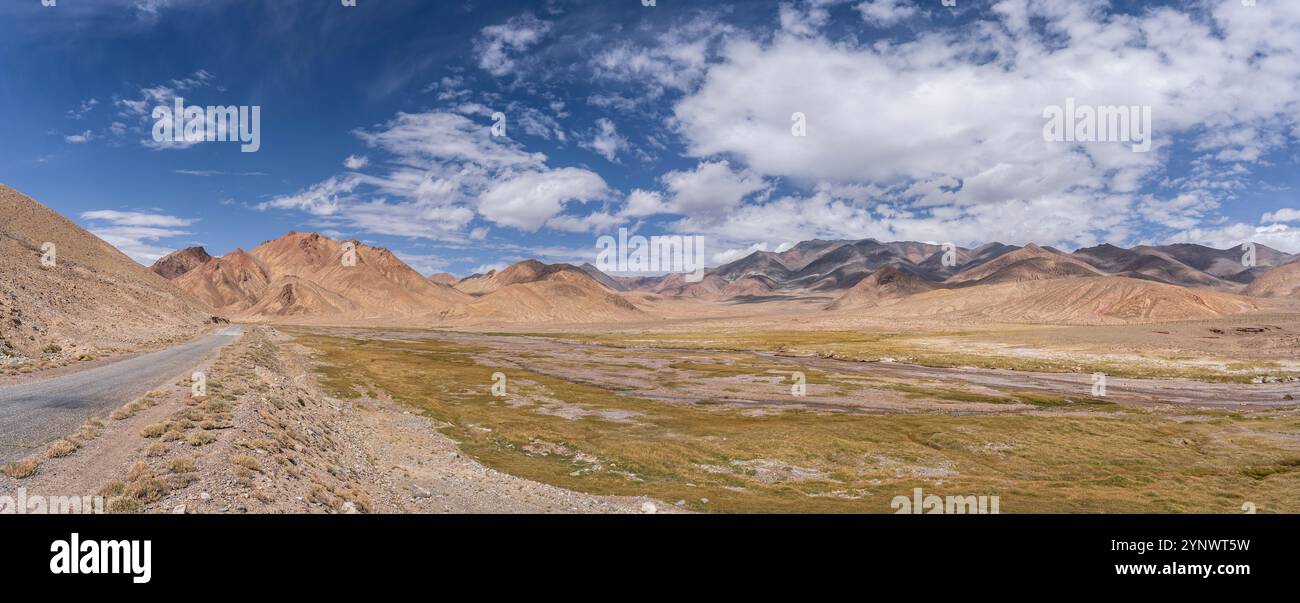 Farbenfrohes Bergpanorama des berühmten Pamir Highway aka M41, Murghab, Gorno-Badakhshan, Tadschikistan Stockfoto