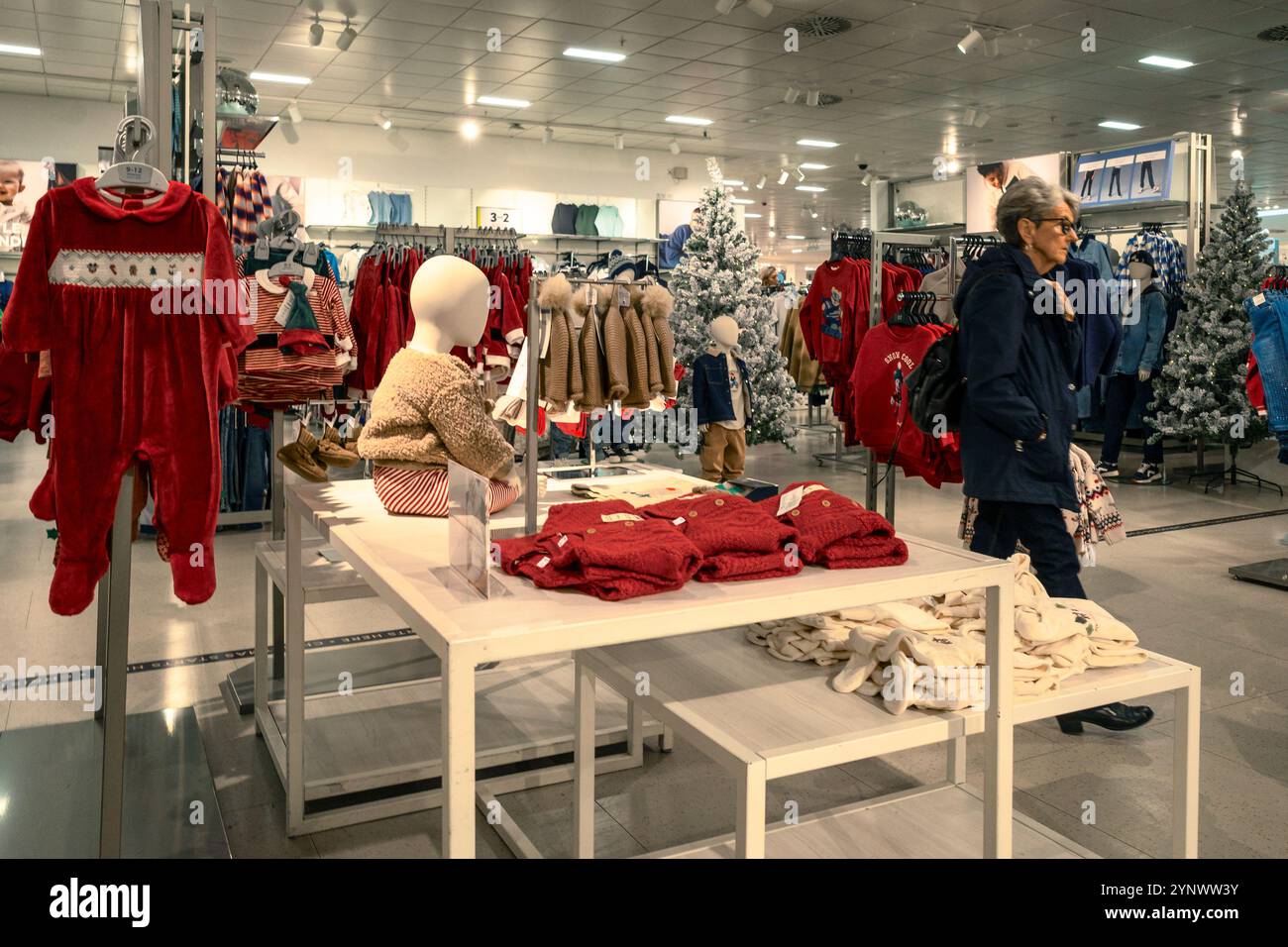 Kinderbekleidung ausgestellt; Verkauf in einem Marks and Spencer im Stadtzentrum von Truro in Cornwall, Großbritannien. Stockfoto
