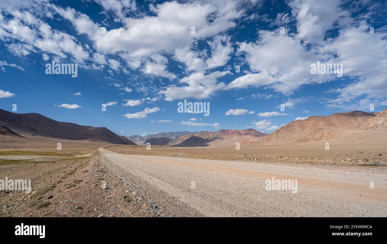 Malerischer Blick auf die Berglandschaft des berühmten Pamir Highway aka M41, Murghab, Gorno-Badakhshan, Tadschikistan Stockfoto