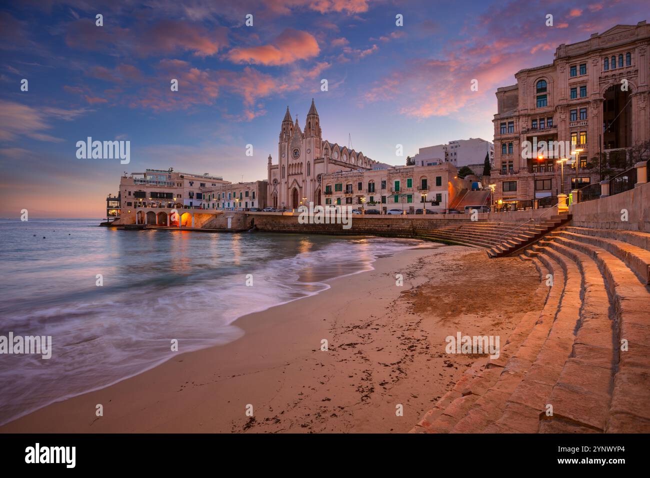 St. Julian's, Malta. Stadtbild der Küstenstadt St. Julian's, Malta bei schönem Sonnenaufgang. Stockfoto