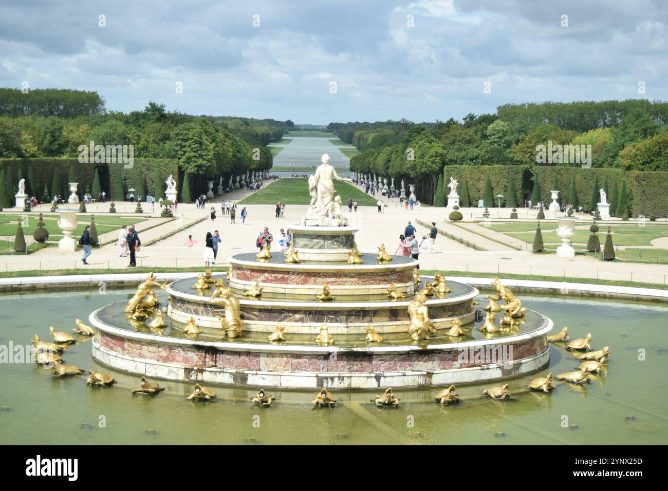 Der Latona-Brunnen in den Gärten von Versailles liegt im Latona-Becken zwischen dem Schloss von Versailles und dem Canal Grande. Stockfoto