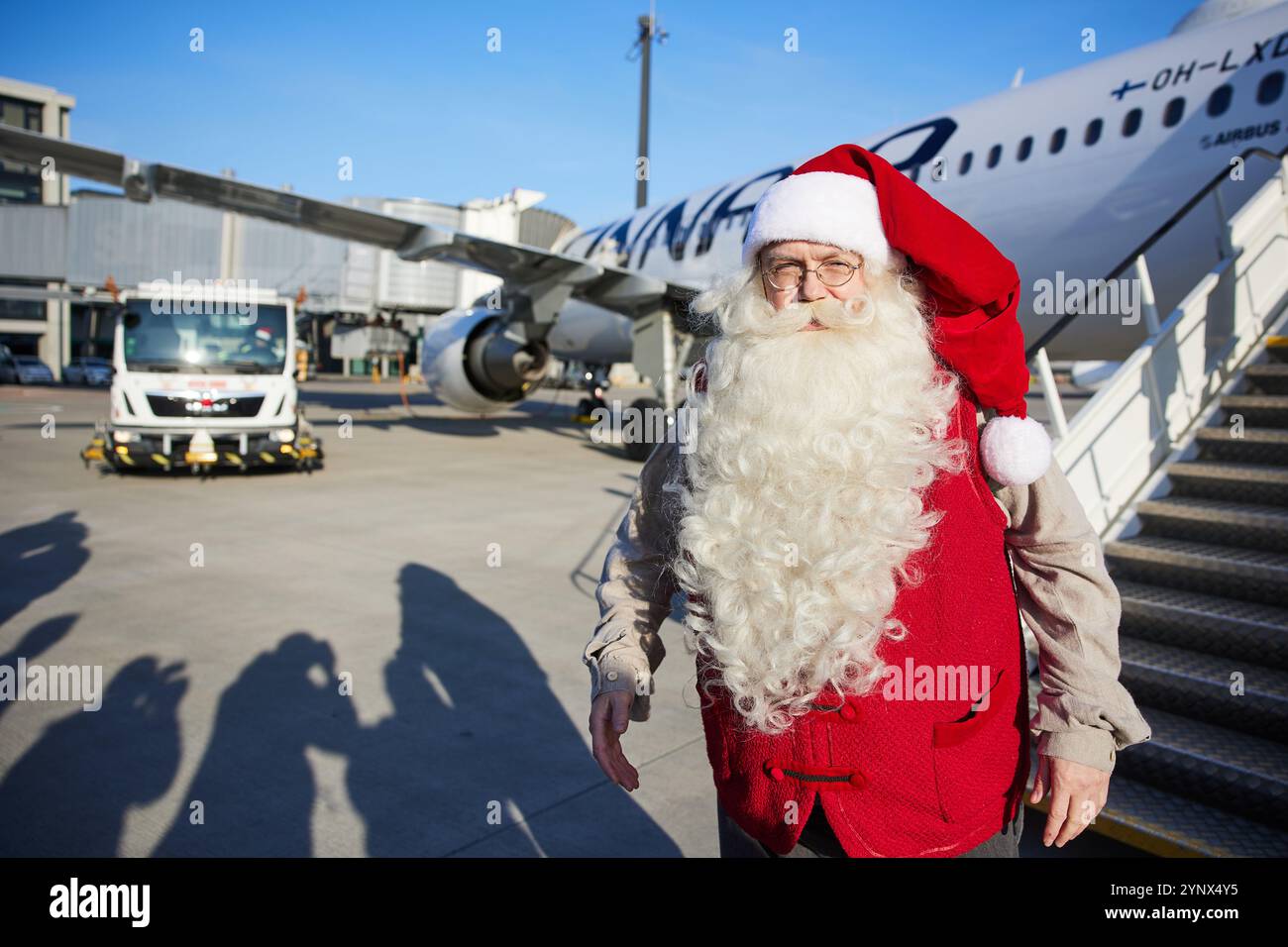 27. November 2024, Berlin, Schönefeld: Der Weihnachtsmann aus Lappland landet erstmals am Flughafen BER und steigt aus einem Finnair-Flugzeug aus. Er vertritt die Santa Claus Foundation, die sich in Finnland für das Wohlergehen von Kindern weltweit einsetzt. Foto: Jörg Carstensen/dpa Stockfoto