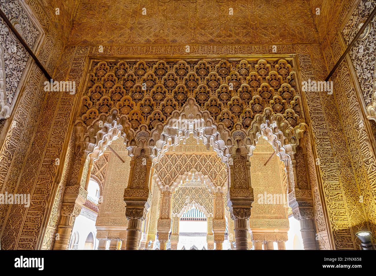 Granada, Spanien - 17. Juli 2024: Architektonische Merkmale von Vorhalle-Säulen im Alhambra-Palast Stockfoto
