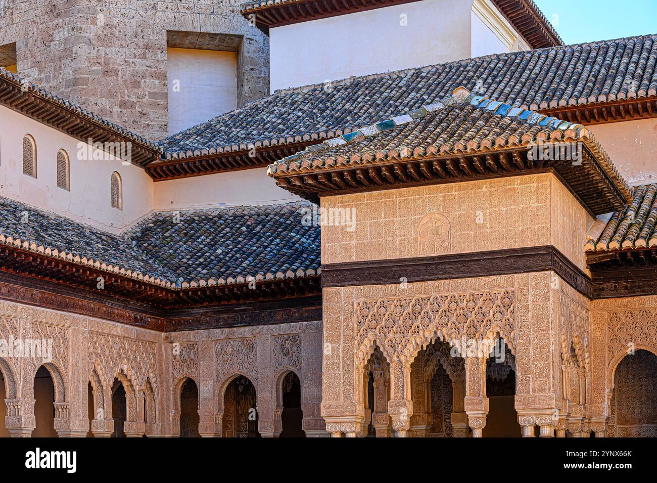 Granada, Spanien - 17. Juli 2024: Architektonische Darstellung von Bögen, Säulen, Dächern und Gebäuden im Alhambra-Palast Stockfoto