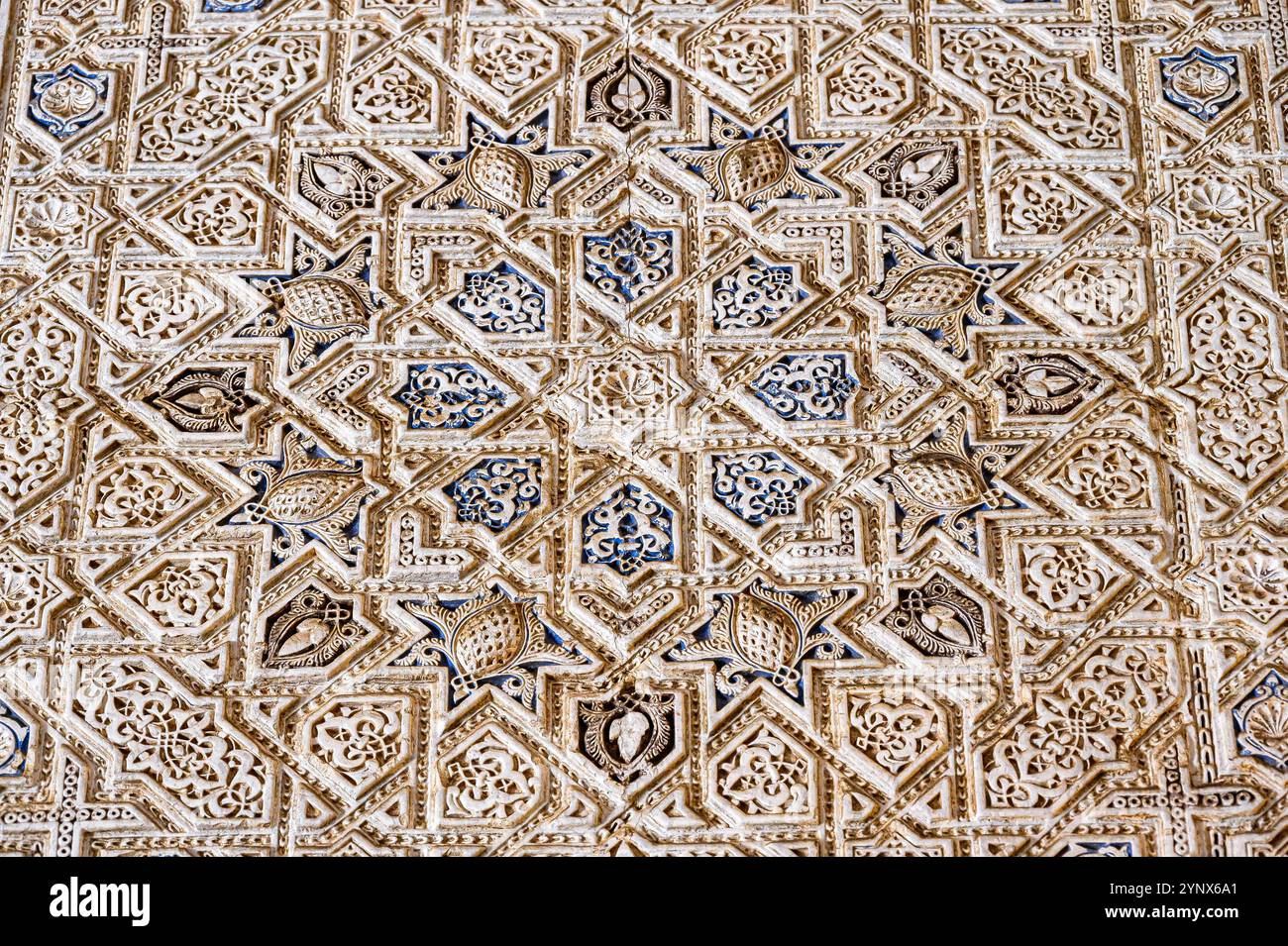 Granada, Spanien - 17. Juli 2024: Dekoratives Muster auf einer Oberfläche im Inneren der Alhambra Stockfoto
