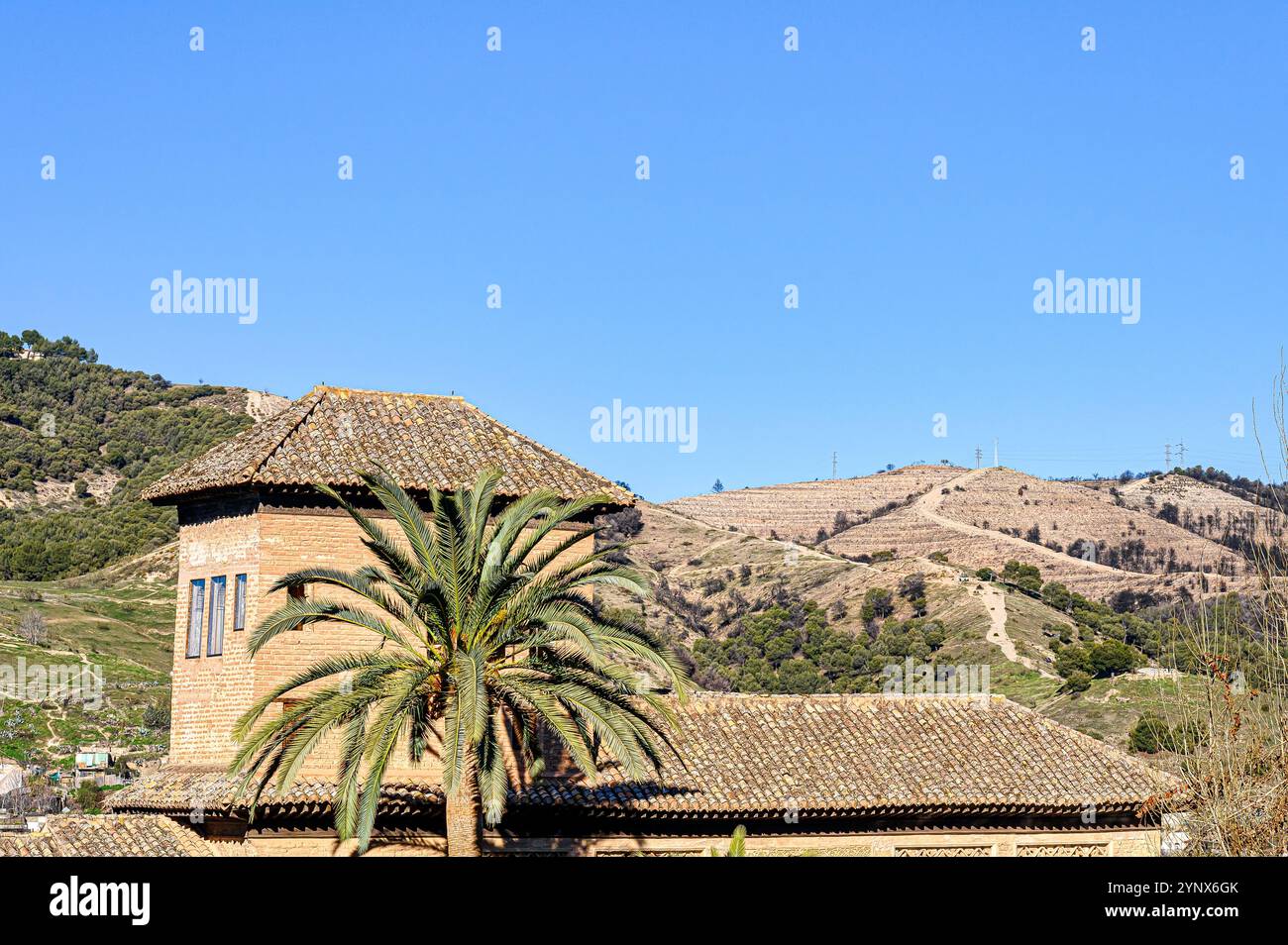 Granada, Spanien - 17. Juli 2024: Altes Gebäude außen und Landschaft im Alhambra-Komplex Stockfoto