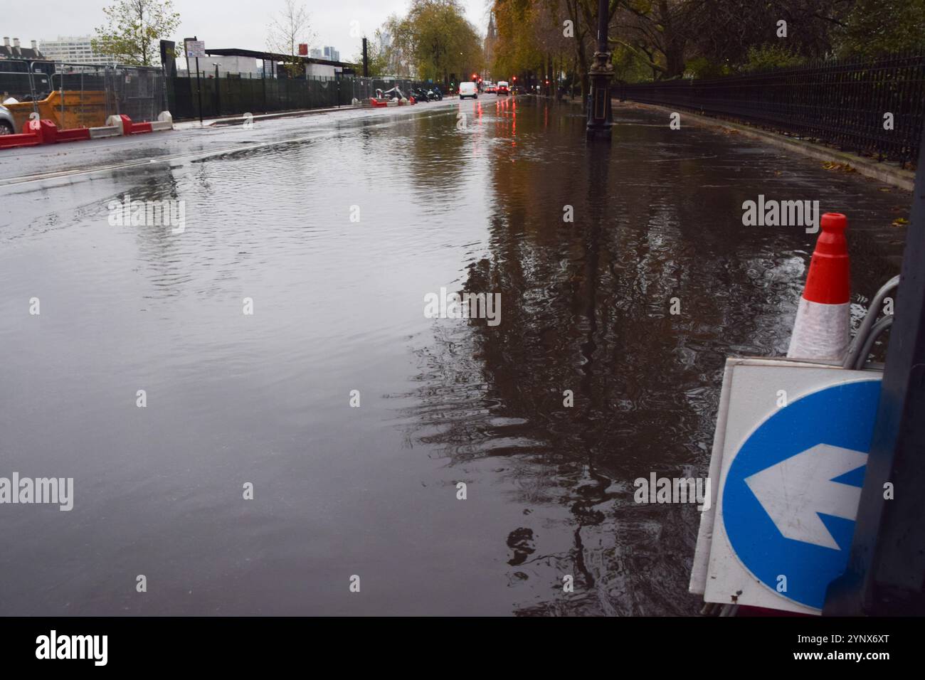 London, Großbritannien. November 2024. Ein wasserdurchtränkter Victoria Embankment als Storm Conall, der dritte Sturm der Saison, bringt schwere Regenfälle und Überschwemmungen in Teile Englands. Quelle: Vuk Valcic/Alamy Live News Stockfoto