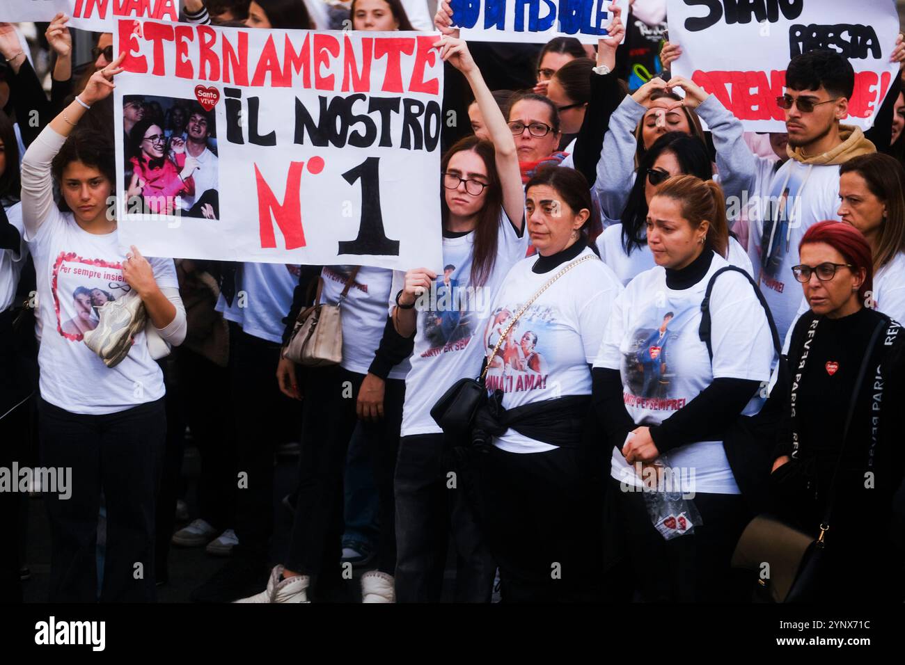 Die Mutter mit den Verwandten des Opfers Santo Romano, der in der Nacht vom 1. Auf den 2. November in San Sebastiano al Vesuvio in der Provinz Neapel aus trivialen Gründen während der Parade Liberiamo Napoli zum Gedenken an Mädchen und Jungen, die Opfer von camorra-Kriegen, städtischer Gewalt und sozialer Marginalität waren, umgebracht wurde, zieht am 27. november 2024 durch die Straßen von neapel. Stockfoto