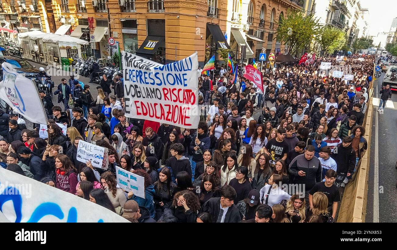 Liberiamo Napoli Parade Liberiamo Napoli Parade zum Gedenken an Mädchen und Jungen, die Opfer von camorra-Kriegen, städtischer Gewalt und sozialer Marginalität sind, Parade durch die Straßen von neapel, 27. november 2024. DJI 0098 Copyright: XAntonioxBalascox Stockfoto