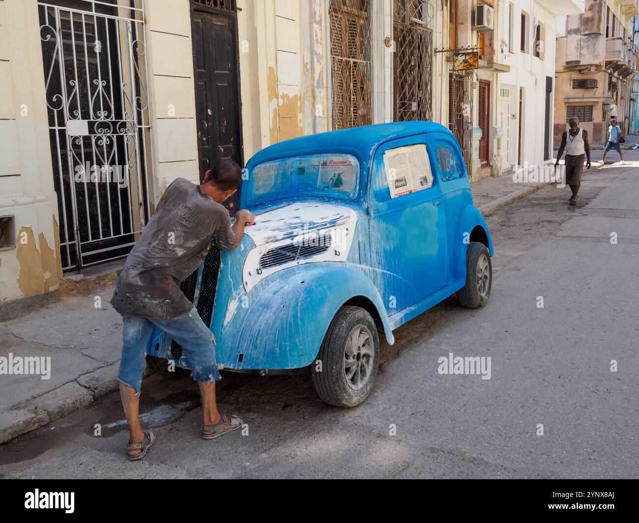 Ein Auto auf der Straße in der Altstadt von Havanna, Kuba. Alte Autos haben in Havanna ein langes Leben, weil Armut und Mangel an neuen Autos herrschen. Stockfoto