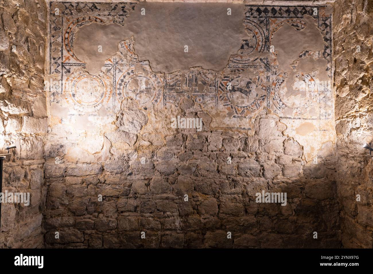 Reste von Wandmalereien von Löwen in Kreisen, vorromanischer Tempel von Santa María de Wamba, 10. Jahrhundert, Region Montes Torozos, Valladolid, CA Stockfoto