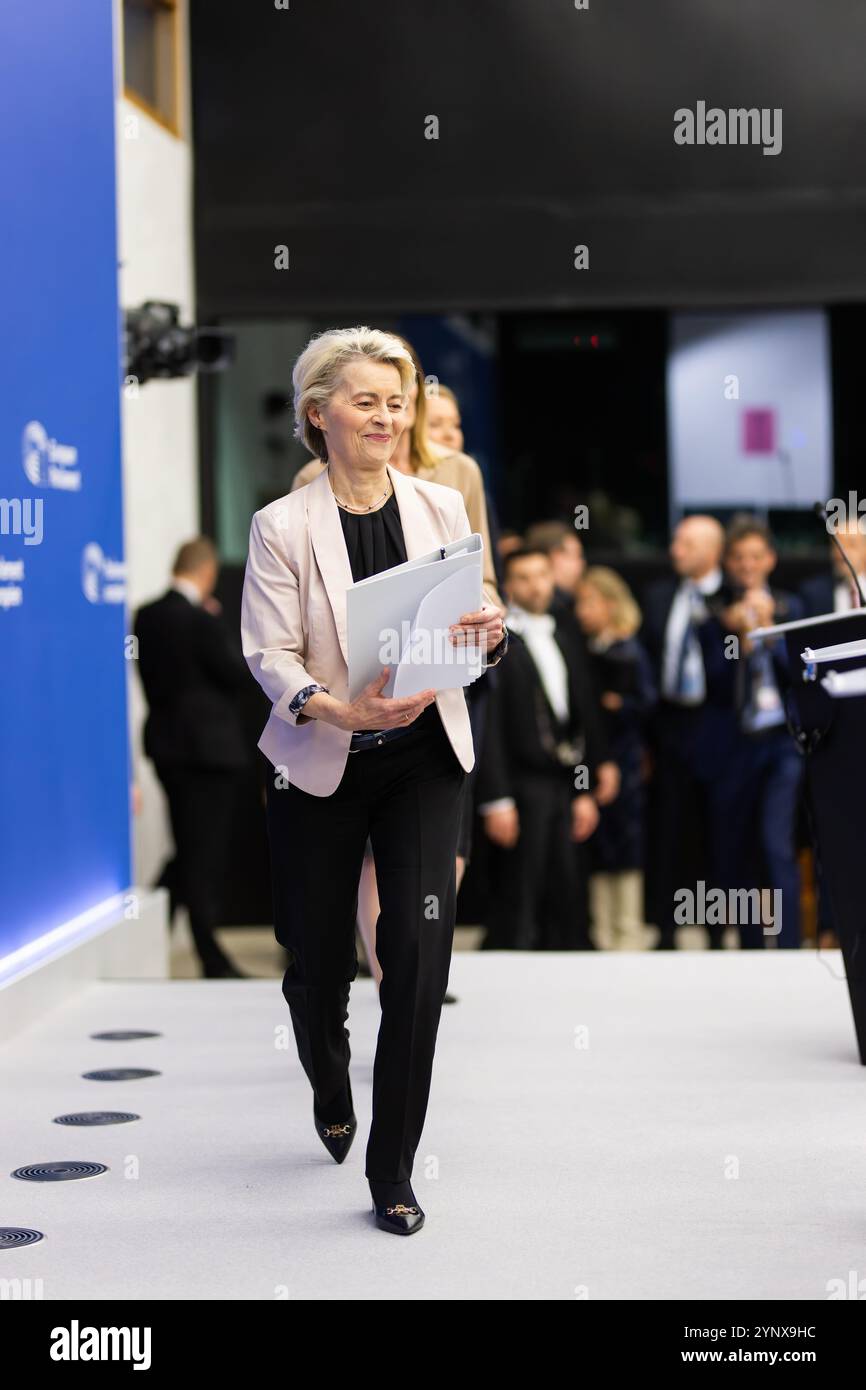 27. November 2024, Frankreich, Straßburg: Ursula von der Leyen (l, CDU), Präsidentin der Europäischen Kommission, spaziert vor einer Pressekonferenz durch das Gebäude des Europäischen Parlaments. Gemäß der vorläufigen Tagesordnung beginnt der dritte Tag der Tagung mit der Vorstellung des Kollegiums der designierten Kommissionsmitglieder und seines Programms durch die designierte Präsidentin der Europäischen Kommission, Ursula von der Leyen. Es folgt die Abstimmung über die Wahl der neuen EU-Kommission. Es folgen Debatten über Rechtsstaatlichkeit, Rauch- und aerosolfreie Zonen und Fälle von Verletzungen der menschlichen Bohranlage Stockfoto