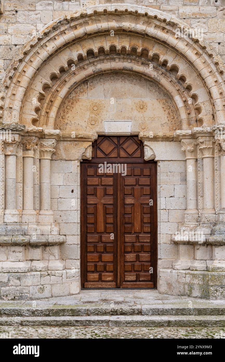 Romanisches Portal der Westmauer, vorromanischer Tempel von Santa María de Wamba, 10. Jahrhundert, Region Montes Torozos, Valladolid, Kastilien und Leo Stockfoto