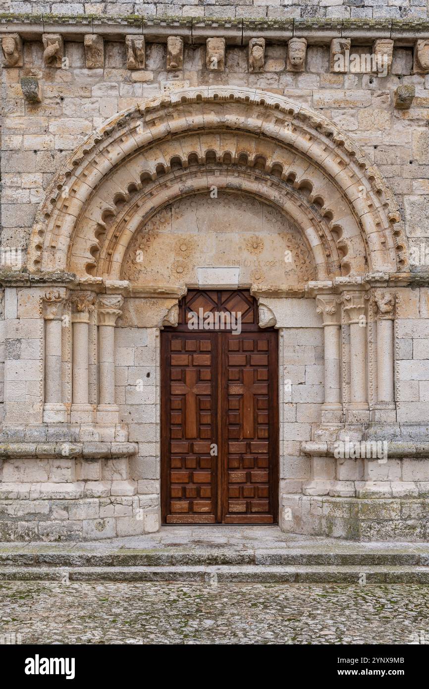 Romanisches Portal der Westmauer, vorromanischer Tempel von Santa María de Wamba, 10. Jahrhundert, Region Montes Torozos, Valladolid, Kastilien und Leo Stockfoto