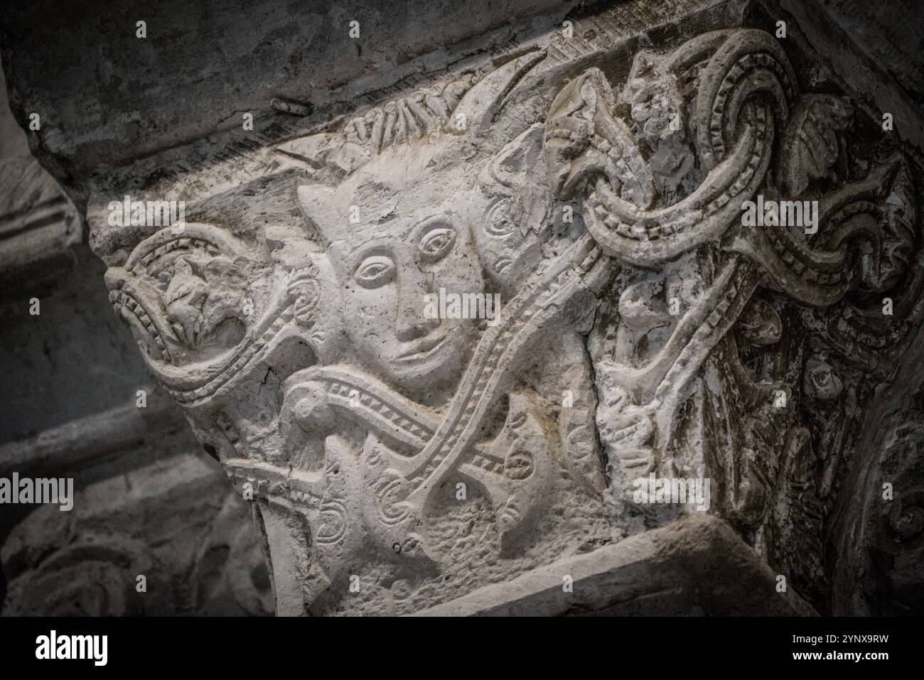 Romanische Hauptstadt mit einem Teufel, vorromanischer Tempel von Santa María de Wamba, 10. Jahrhundert, Region Montes Torozos, Valladolid, Kastilien und Leon, Spa Stockfoto