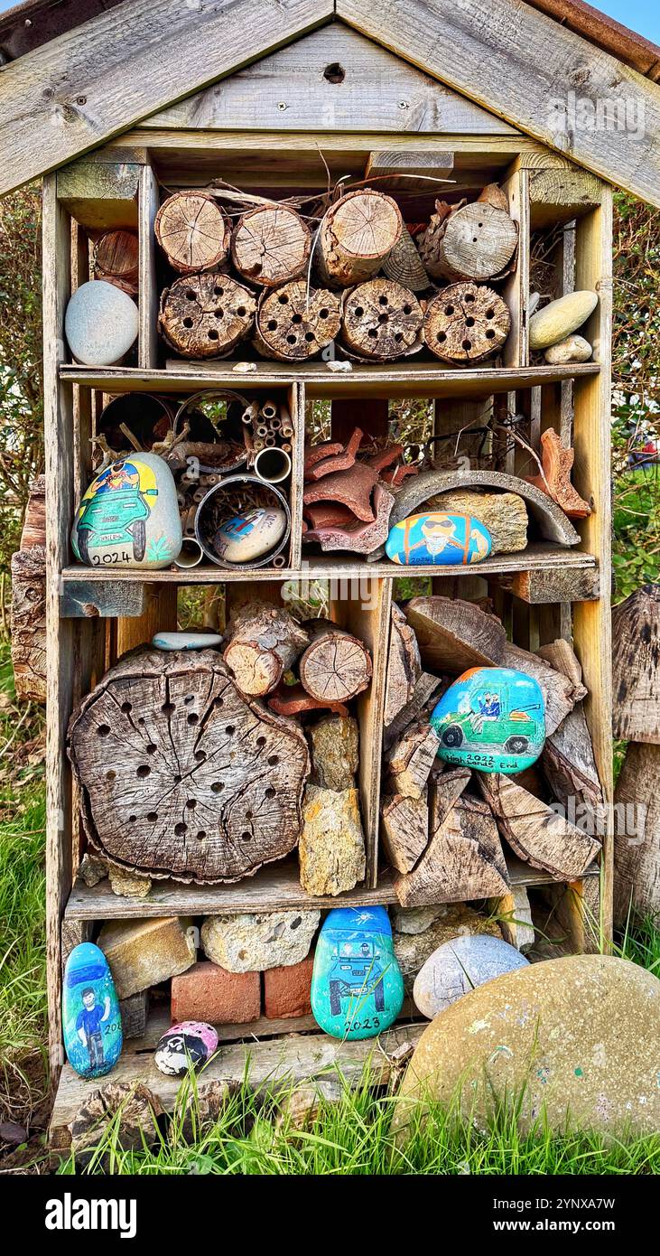Bug Hotel im Herbst - Smartphone-aufgenommenes Stockfoto