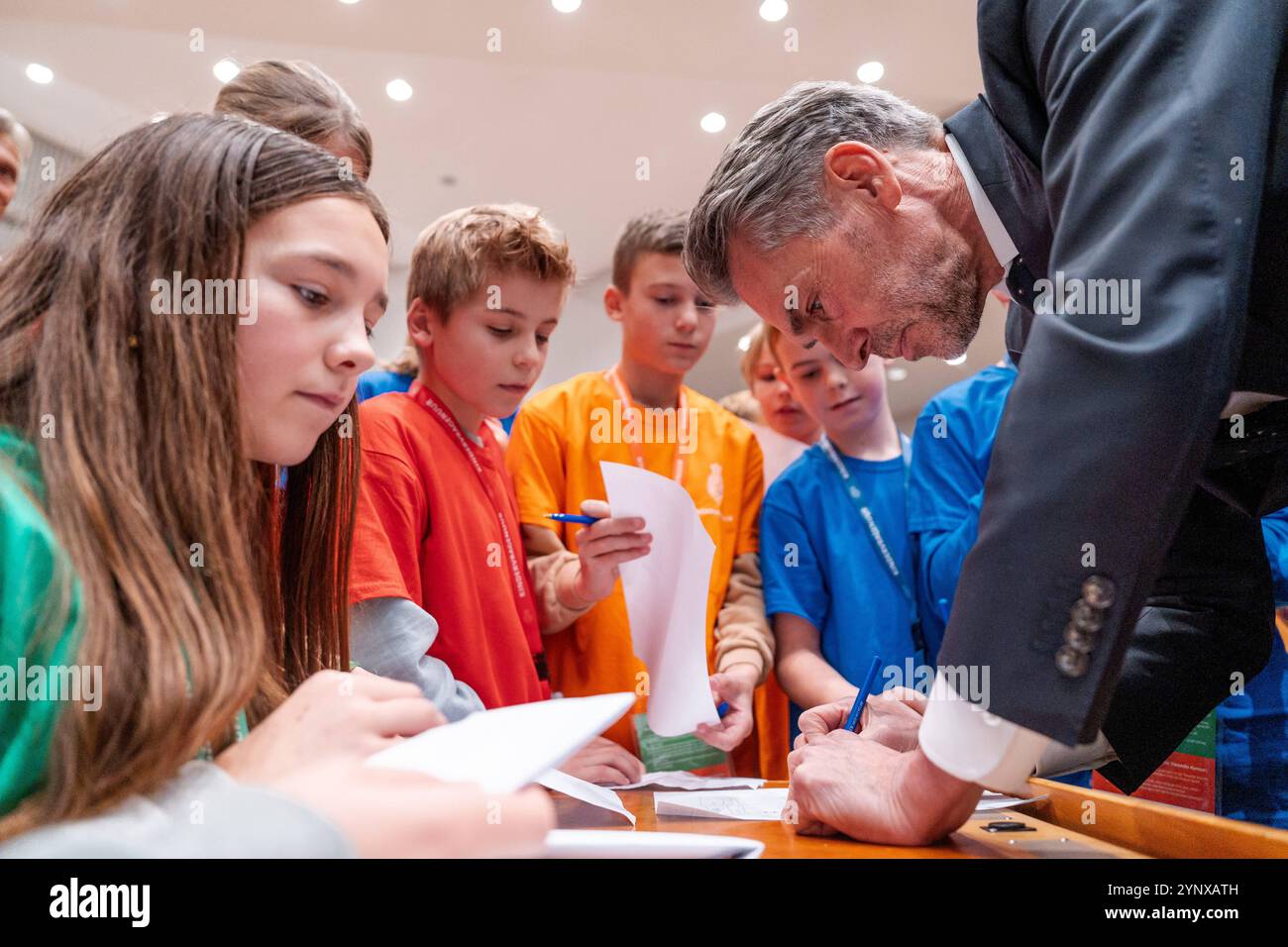 26. NOVEMBER 2024 Niederländisch Tweede Kamer Kinder Fragestunde DEN HAAG, NIEDERLANDE - 26. NOVEMBER: Schüler erhalten ein Autogramm von Minister-Präsident Dick Schoof während der Kinderfragestunde im Tweede Kamer am 26. November 2024 in den Haag Tweede Kamer Niederlande Inhalte können nicht direkt oder indirekt über Dritte weiterverbreitet werden. Copyright: XJohnxBeckmannx Stockfoto